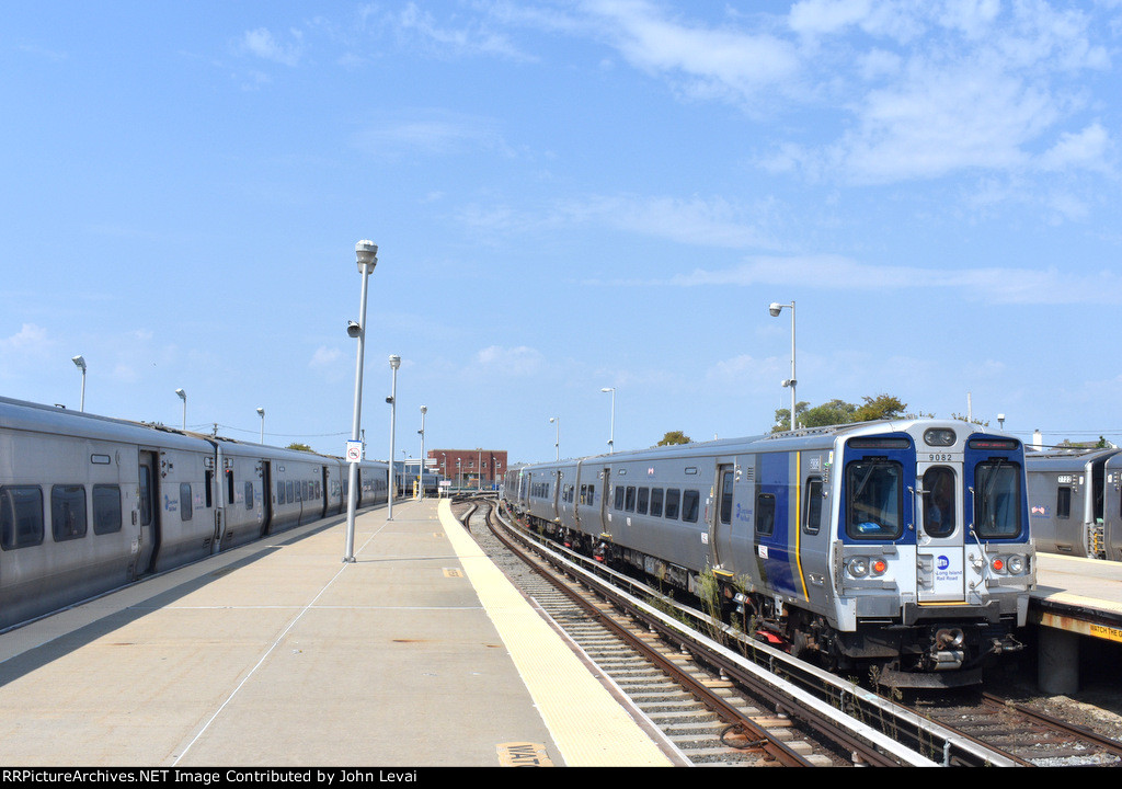 LIRR M9 Set heading away from LB Terminal 